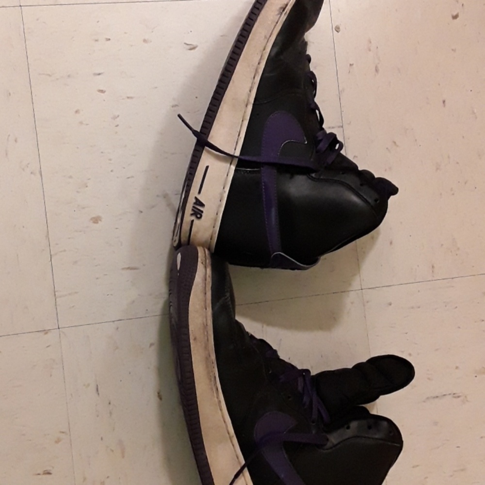 Needs  cleaning Mens 10.5